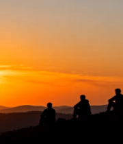 山顶人物赏日落剪影画面3346#横屏 