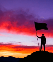 山顶人物举旗夕阳场景3794#横屏 