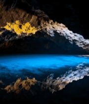 山洞内蓝色水域与岩壁倒影2686#横屏 