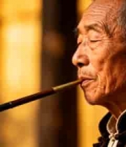  老人抽长杆烟特写1540#横屏 	 