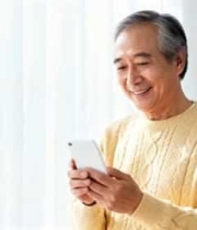  老人室内使用智能手机画面797#横屏 	 