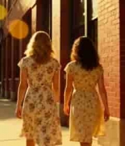  两位女子在街道漫步776#横屏 	 