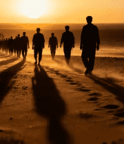 沙漠中军人日落时分行军2934#横屏 