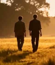  两人草地漫步夕阳景象1611#横屏 	 