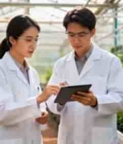  科研人员温室查看平板电脑画面1828#横屏 	 