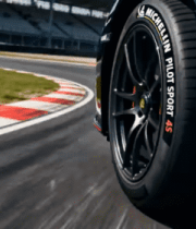 赛道上行驶的黑色跑车特写4364#横屏 