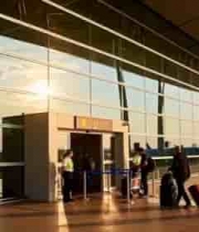  机场乘客拖着行李准备登机54#横屏 	 - 