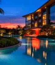  黄昏时酒店泳池与周边景观2436#横屏 	 