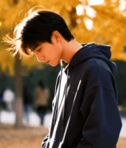 秋日青年漫步银杏树下2162#横屏 