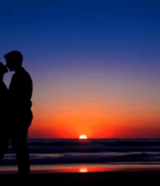 情侣海边日落时亲吻剪影274#横屏 