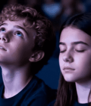 青少年影院观影场景1366#横屏 