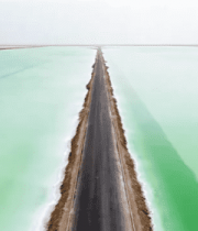 青海盐湖中的公路航拍1685#横屏 