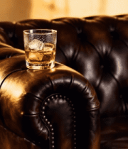 皮沙发上的威士忌酒杯3883#横屏 