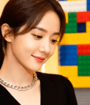 佩戴项链微笑的亚洲女性1948#横屏 