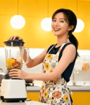 女子厨房使用搅拌机制作果蔬汁3164#横屏 