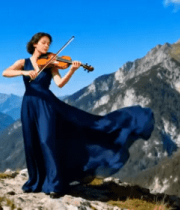 女子高山上拉小提琴3876#横屏 