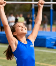 女子户外田径场做引体向上3589#横屏 