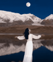 女子雪山湖畔伸展双臂画面2387#横屏 