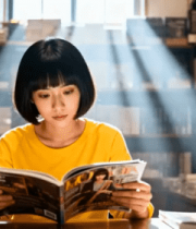 女子在图书馆专注阅读1904#横屏 