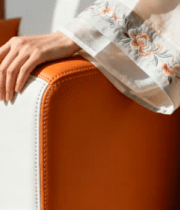 女子身着汉服手搭沙发扶手656#横屏 