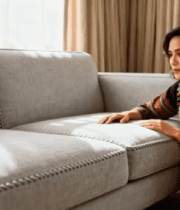 女性佩戴发光项圈特写1913#横屏 