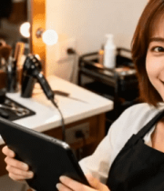 女性在化妆间使用平板电脑911#横屏 