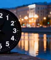  户外水边的黑色时钟530#横屏 	 