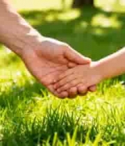  户外亲子牵手特写2764#横屏 	 - 