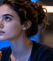 女性手持笔若有所思4742#横屏 