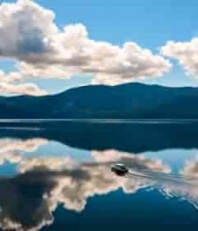  湖面游船与山水倒影景观2349#横屏 	 