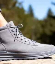  户外穿着高帮鞋的脚步特写2383#横屏 	 