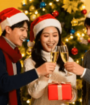 年轻人戴圣诞帽举杯庆祝2127#横屏 