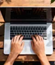  户外木桌前双手操作笔记本电脑2031#横屏 	 - 