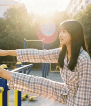 女孩在户外健身器材处拉伸5021#横屏 