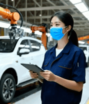 女工在汽车制造车间查看平板4448#横屏 