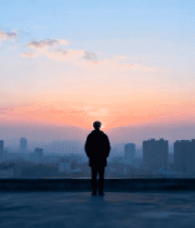 男子于楼顶眺望城市黄昏景色5395#横屏 