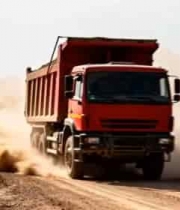  红色货车行驶在尘土飞扬的土路2172#横屏 	 