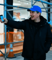 男子手持手机指向展示1875#横屏 