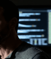 男子专注看向电脑屏幕2953#横屏 