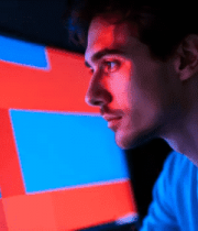 男子专注看电脑画面1799#横屏 