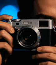 男子手持相机准备拍摄2365#横屏 