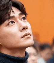 男子专注仰视画面1690#横屏 