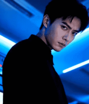 男子于室内蓝调环境中的特写3910#横屏 