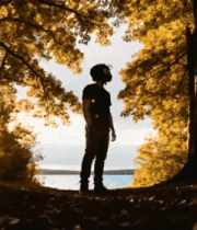 男子于森林中头戴设备站立2341#横屏 