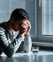 男子窗边伏案抱头神情沮丧1142#横屏 