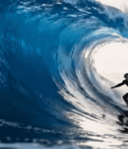 男子海洋中冲浪画面770#横屏 