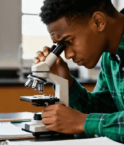 男性使用显微镜做实验3539#横屏 