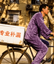 男子骑车街头专业补漏素材5244#横屏 