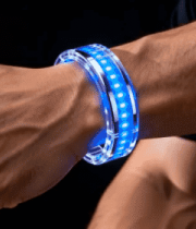 男士佩戴发光智能手环2178#横屏 