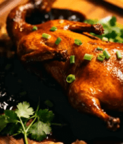 木盘上的卤制整鸡4015#横屏 